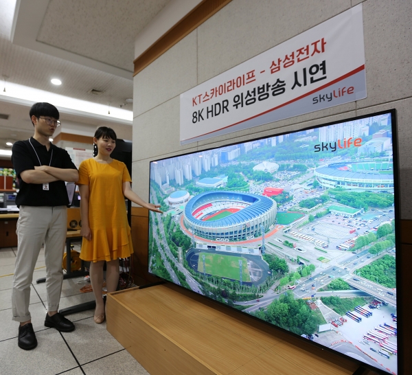 지난 26일 서울 목동 방송센터에서 삼성전자와 KT스카이라이프 관계자가 8K 위성 방송을 2019년형 삼성 QLED 8K 82형을 통해 시청하고 있다. ⓒ삼성전자
