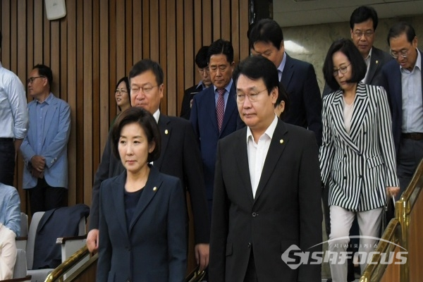 나경원원내대표와 정용기 정책위장이 나란히 회의실로 걸어오고 있다. 사진 / 박상민 기자