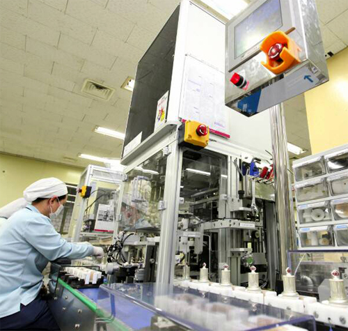 LG생활건강의 충북 청주공장에서 한 근로자가 화장품 용기의 뚜껑을 조립하고 있다. ⓒLG생활건강