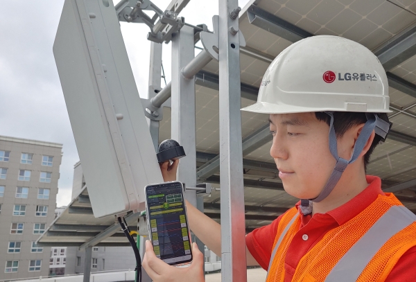 LG유플러스 직원이 세계 처음으로 개발한 5G 모바일 품질측정앱으로 기지국에서 신호세기, 다운로드, 업로드 속도 등을 측정하고 있다. ⓒLG유플러스