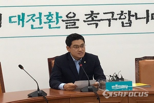 오신환 원내대표는 5일 오전 국회에서 기자간담회에서 발언하고 있다. 사진 / 백대호 기자