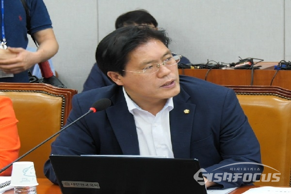 송석준 자유한국당 의원은 6일 국회에서 열린 운영위 전체회의에서 정의용 청와대 국가안보실장에게 질문을 하고 있다. 사진 / 박상민 기자