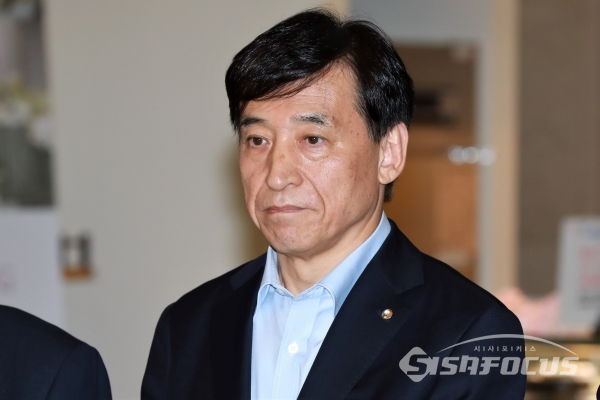 이주열 한국은행 총재가 긴급거시경제점검회의에 참석해 브리핑을 갖고 있다. [사진 / 오훈 기자]