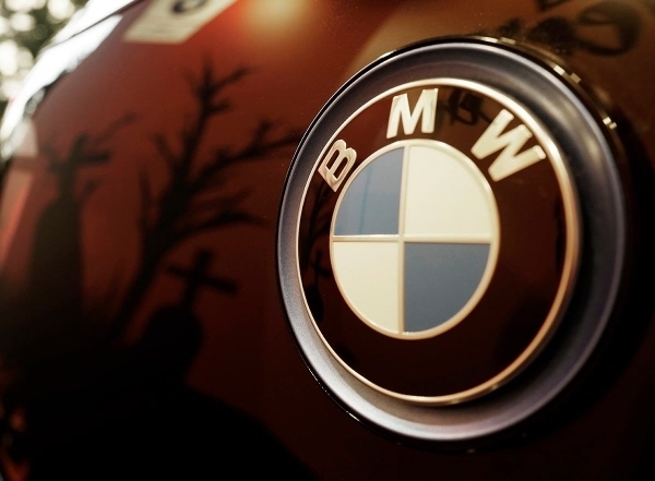 전날 있었던 차량 화재에 대해, BMW은 “노후차 관리 미숙이 화재 원인일 확률이 높다”고 입장을 8일 밝혔다. (사진 / BMW코리아 페이스북)