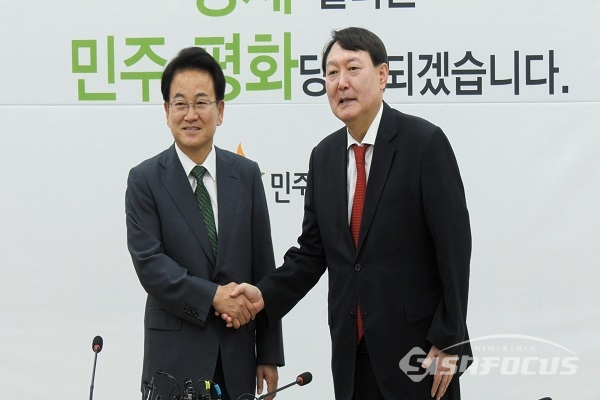 정동영 대표와 윤석열 검찰총장이 악수를 나누고 있다. 사진 / 박상민 기자