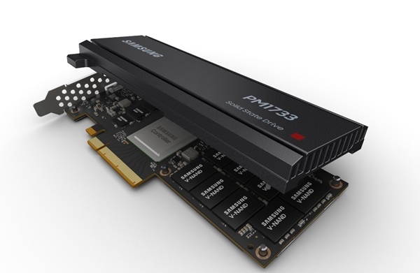 삼성전자는 PCIe 4.0 인터페이스 기반의 고성능 NVMe SSD 'PM1733' 라인업과 고용량 D램 모듈 RDIMM, LRDIMM을 본격 양산했다고 9일 밝혔다. (사진 / 삼성전자)