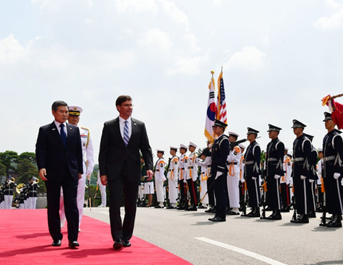 마크 에스퍼(오른쪽) 미국 신임 국방부 장관이 9일 오전 서울 용산구 국방부 청사에 도착해 정경두 국방부 장관과 의장대 사열을 받고 있다 / ⓒ뉴시스