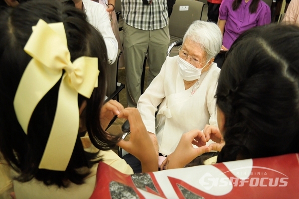 위안부 피해자 김경애 할머니가 기념행사에 참석했다. 사진 / 백대호 기자