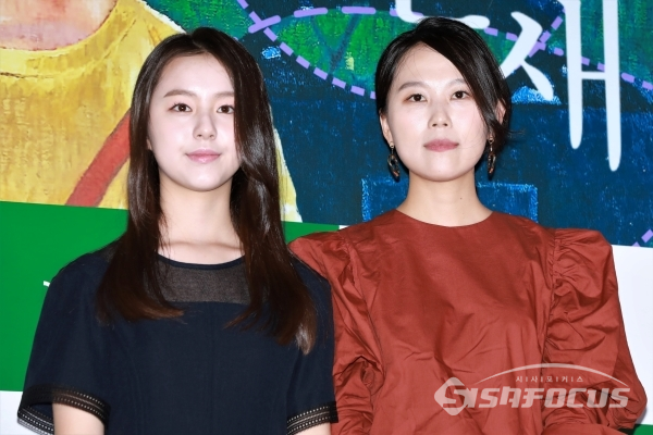 배우 박지후과 김새벽이 포토타임을 갖고 있다. [사진 / 오훈 기자]