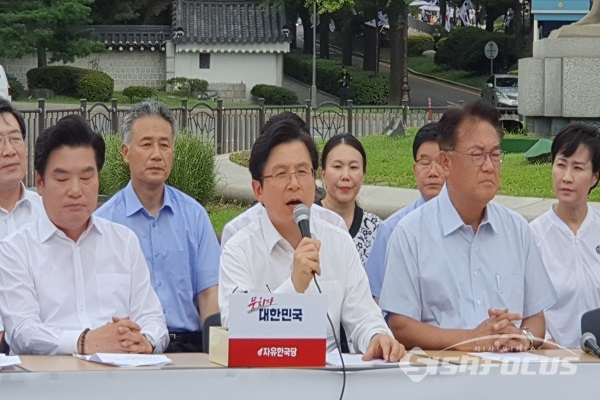 황교안 대표가 청와대 분수대 앞에서 발언을 하고 있다. 사진 / 박상민 기자