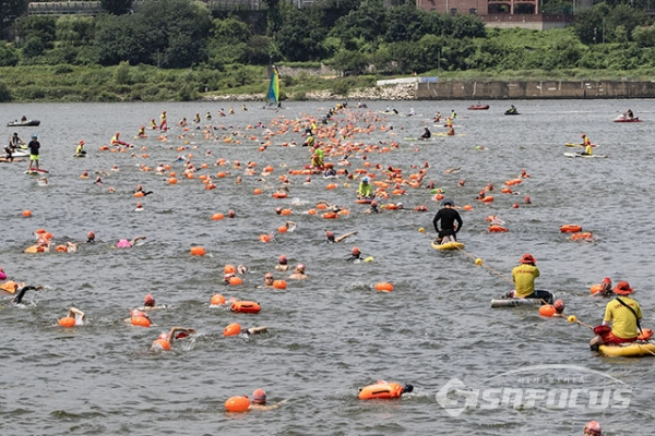 ▲안전요원이 지켜보는 가운데 질서정연하게 수영하는 참가자들. 사진/박기성기자.