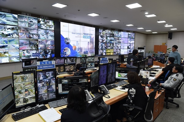 수원시 도시안전통합센터 내 CCTV 통합관제상황실 모습. 사진/수원시