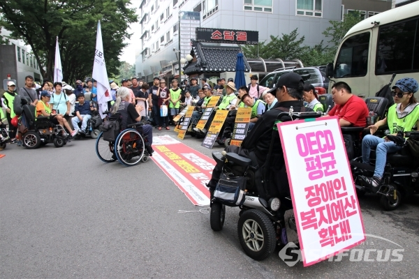 전국장애인차별철폐연대 회원들이 장애등급제 폐지 구호를 외치고 있다. [사진 /오훈 기자]