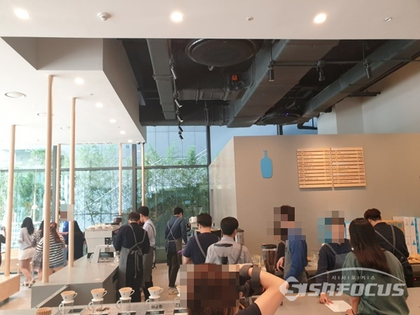 ‘커피계의 애플’이라고 불리는 블루보틀이 오는 23일 서울 강남구에 위치한 강남N타워에 역삼점(3호점)을 오픈하는 가운데, 강남N타워 입점사 직원들을 초대해 경험하도록 하고 있다. (사진 / 제보자 제공)