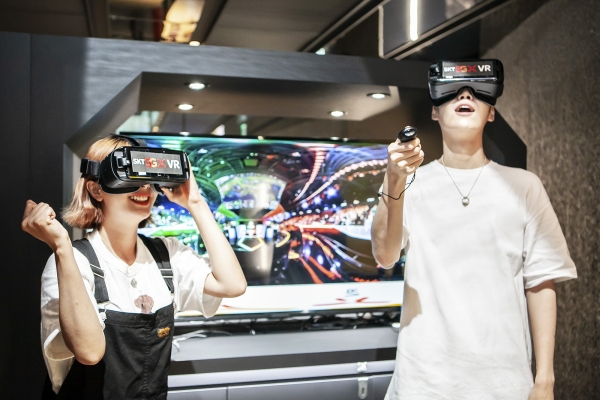 SK텔레콤 ‘5GX 서비스 체험존’에서 모델들이 VR 현장 생중계 서비스를 체험하고 있다. ⓒSK텔레콤