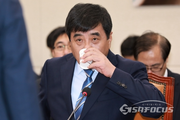 한상혁 방송통신위원장 후보자가 물을 마시고 있다. [사진 / 오훈 기자]