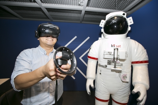 KT SAT 관계자가 VR 기기를 이용해 인공 위성 발사 현장과 우주 상공 여행을 가상 체험하고 있는 모습이다. ⓒKT SAT
