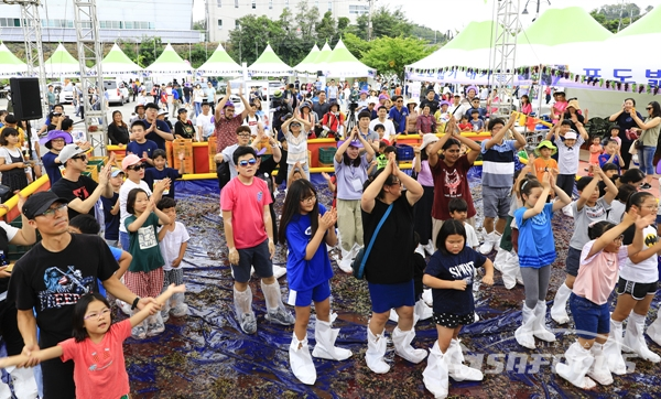 특설무대에 마련된 포도밟기 행사에 참여해 신나게 춤을추며 즐기는 관광객들.  사진/강종민 기자