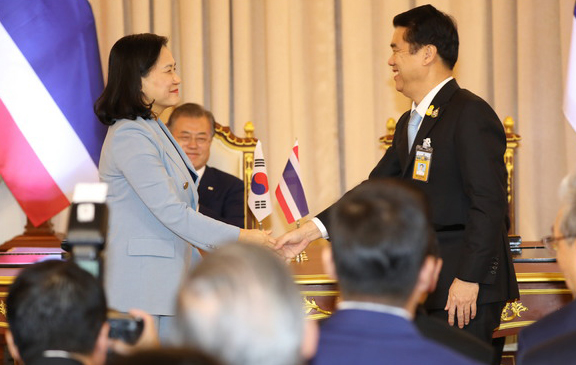 유명희 통상교섭본부장관 수리야 쯩룽루엉낏 태국 산업부 장관이 2일 방콕 총리실 청사에서 문재인 대통령과 쁘라윳 짠오차 총리가 바라보는 가운데 4차 산업협력 양해각서를 체결하고 있다 / ⓒ뉴시스