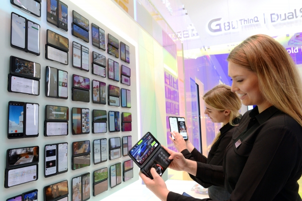 LG전자 모델들이 LG 스마트폰 전시관에서 LG V50S ThinQ와 LG 듀얼 스크린을 소개하고 있다. ⓒLG전자