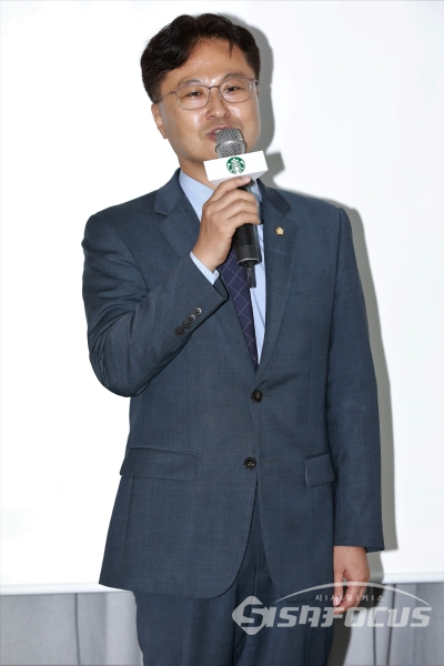 김정우 국회의원이 10일 열린 스타벅스의 군포시니어클럽 시니어 바리스타 전용 상생 교육장 오픈행사에서 축사를 하고 있다. [사진 / 오훈 기자]