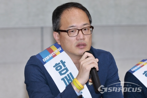 박주민 최고위원이 발언을 하고 있다.
