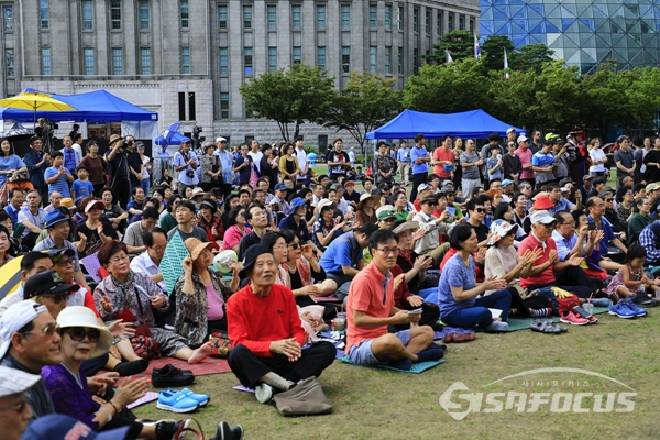 추석연휴 마지막날 서울광장을 가득메운 시민들이 국악을 즐기며 흥겨워 하는 모습.  사진/강종민 기자