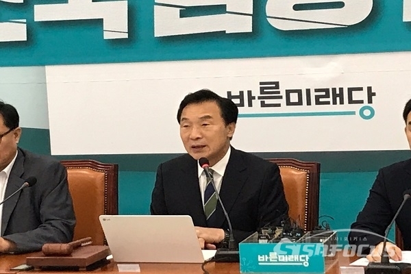 손학규 바른미래당 대표가 16일 최고위원회의에서 한국당과의 '반 조국 연대'에 부정적 의사를 표명하고 있다. 사진 / 백대호 기자