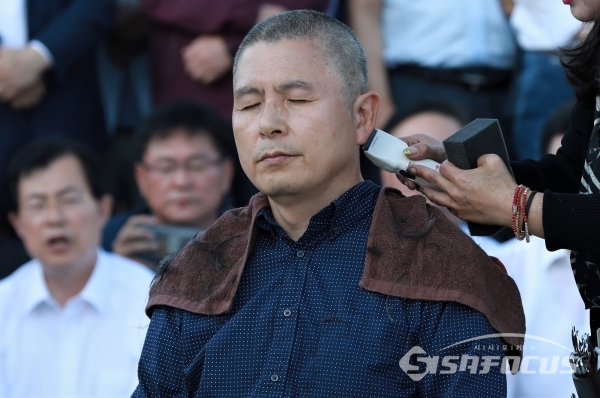 [시사포커스 / 오훈 기자] 황교안 자유한국당 대표가 16일 오후 서울 종로구 효자동 청와대 분수대 앞에서 조국 법무부장관 임명 철회를 촉구하는 삭발식을 하고 있다.