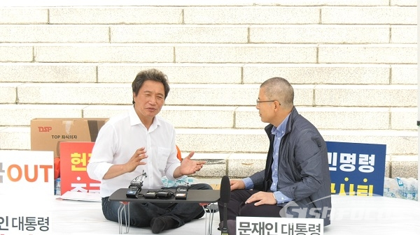 황교안 대표가 단식투쟁중인 이학재 의원과 담소를 나누고 있다. 사진 / 박상민 기자