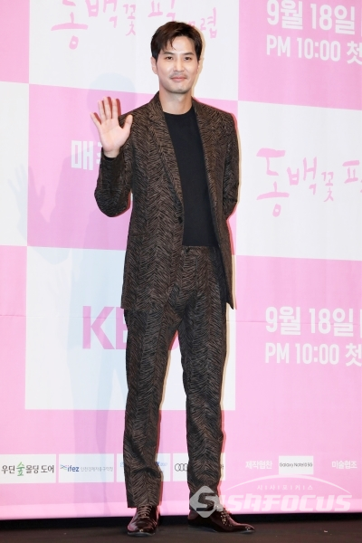 배우 김지석이 포토타임을 갖고 있다. [사진 / 오훈 기자]