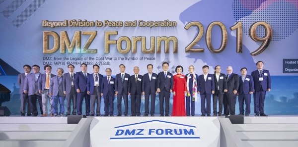 19일 고양 킨텍스에서 열린 ‘DMZ 포럼 2019’ 개막식 참가자들이 기념촬영을 하고 있다. 사진/경기도