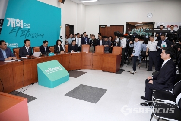 지상욱 의원이 손학규 대표와 마주 앉아 항의하고 있다. [사진 /오훈 기자]