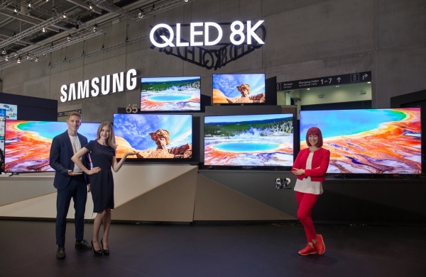 IFA 2019 공식 모델(우측)과 삼성전자 모델들이 IFA 2019 삼성전자 전시장에서 'QLED 8K' TV 풀 라인업을 소개하고 있다. ⓒ삼성전자