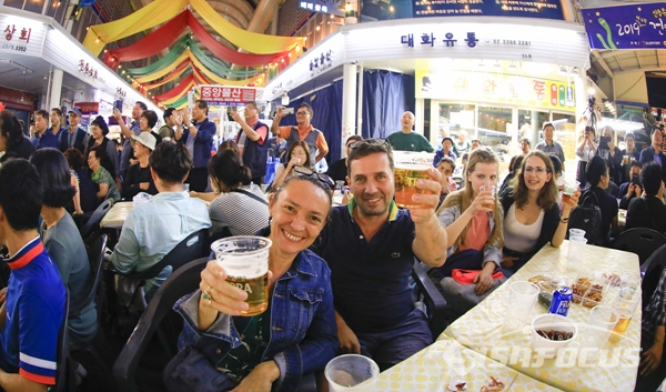 외국인 관광객들도 많이 참여하여 맥주를 마시며 즐기는 모습.  사진/강종민 기자
