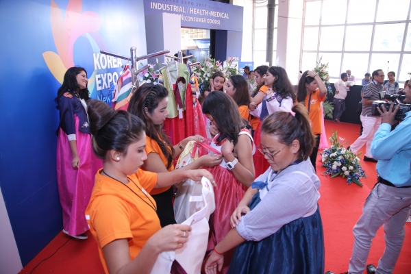 KOTRA가 2017년 9월 인도 뉴델리에서 개최한 ’한국 우수상품전(Korea Expo)‘에서 현지 참관객들이 한복입기 체험을 하고 있다. ⓒKOTRA