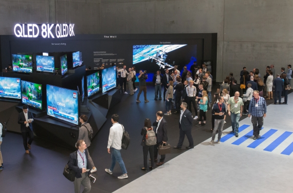 지난 6일 독일 베를린에서 열린 유럽최대?가전전시회 'IFA 2019' 에서 관람객들이 삼성전자의 QLED 8K TV를 살펴보고 있다. ⓒ삼성전자