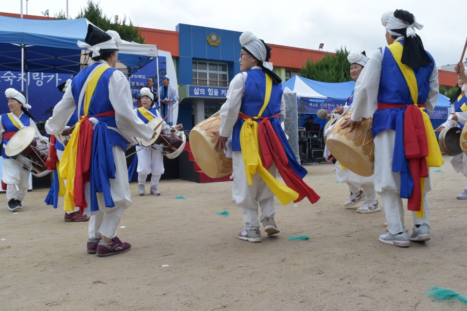 행사를 축하하는 흥겨운 풍물패의 놀이마당이 펼쳐지고 있다. 사진/김대섭 기자