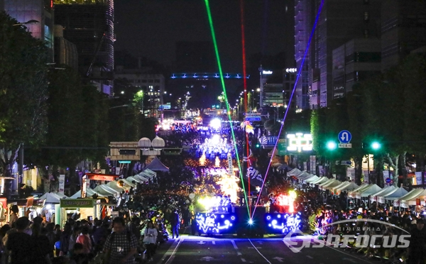 서리풀페스티벌 개막식 행사에는 15만여명의 시민이 몰려 축제를 즐겼다.    사진/강종민 기자
