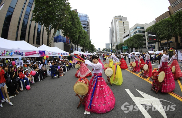 차없는 반포대로에서 서초구민들이 동별로 모여 축제를 즐기는 모습.  사진/강종민 기자