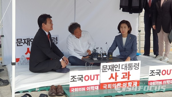 이학재 의원이 격려방문한 나경원 원내대표와 대화를 하고 있다. 사진 /박상민 기자