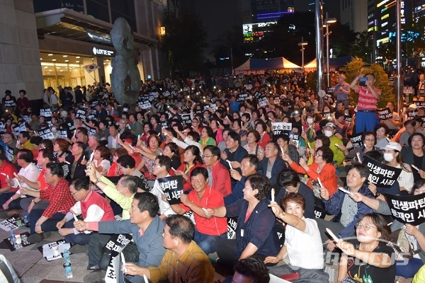 '조국 사퇴, 조국 구속' '민생파탄 문재인 사과' 가 적힌 피켓을 들은 촛불문화제 참가자들이 피켓을 흔들며 함성을 지르고 있다. 사진 / 김대섭 기자