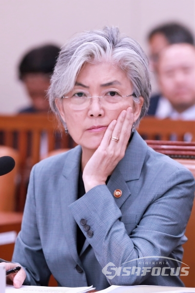 강경화 장관이 의원들의 질의를 경청하고 있다. [사진 /오훈 기자]