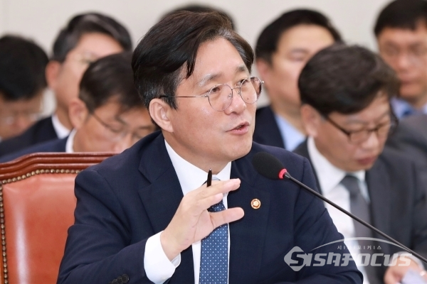 성윤모 장관이 의원들의 질의에 답변하고 있다. [사진 /오훈 기자]