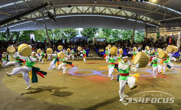 대구광역시의 ‘날뫼북춤’ 공연모습.  사진/강종민 기자