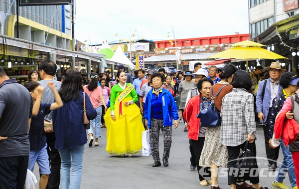 인삼판매 상가거리는 축제기간에 인삼을 구매하기위해 래방한 관광객으로 붐빈다.      사진/강종민 기자