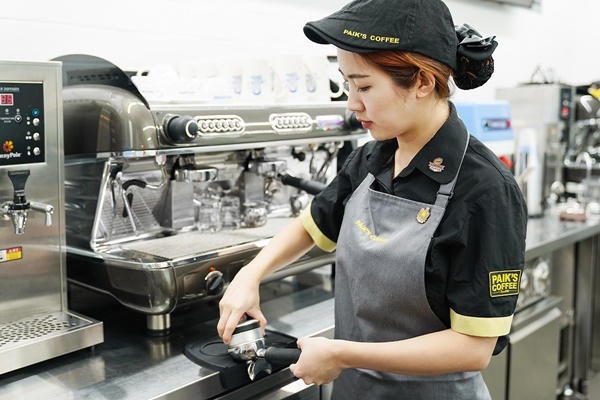 더본코리아의 커피전문점브랜드 빽다방이 체계화된 내부 교육 프로그램을 통해 양질의 인력을 양성하고, 바리스타 기술을 검정하는 「빽’s 바리스타」를 도입했다고 4일 밝혔다. (사진 / 더본코리아)