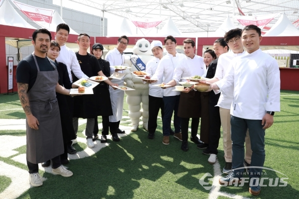 '미쉐린 가이드 고메 페어 2019'에 선정된 셰프들이 요리를 선보이고 있다. [사진 /오훈 기자]