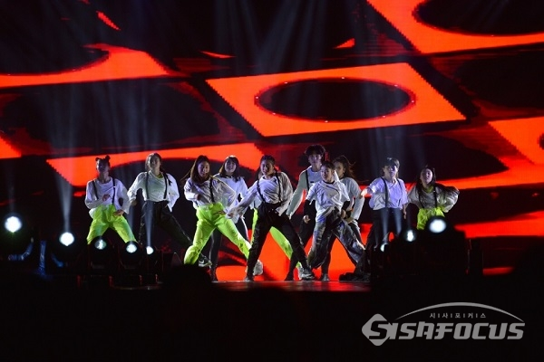 K-POP커버댄스 경연대회에서 참가자들이 열띤 댄스 경쟁을 펼치고 있다. 사진 / 김대섭 기자