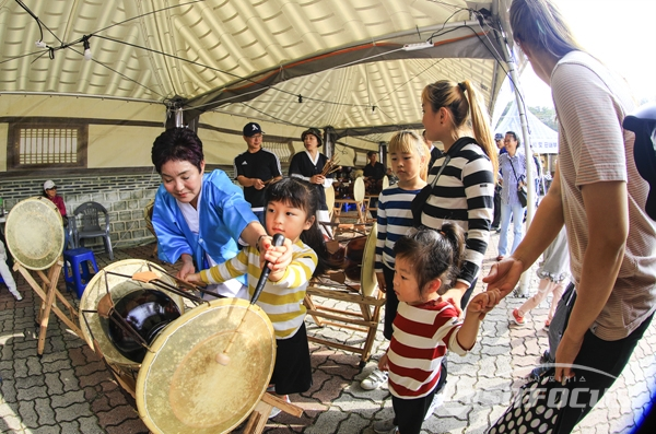 어린이가 국악기연주 체험을 하는 모습.  사진/강종민 기자